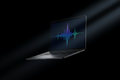 MacBook Pro M5 ouvert sur fond noir