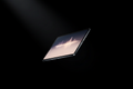 iPad Air M2 en bleu sur fond noir