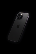 iPhone 14 Pro Max en noir spatial sur fond noir