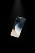 iPhone 14 en bleu minuit sur fond noir