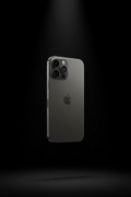 iPhone 17 Pro en titane naturel sur fond noir